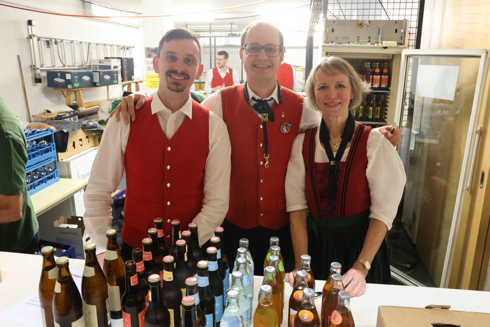 Sebastian, Andreas und Maria bei der Getränkeausgabe.