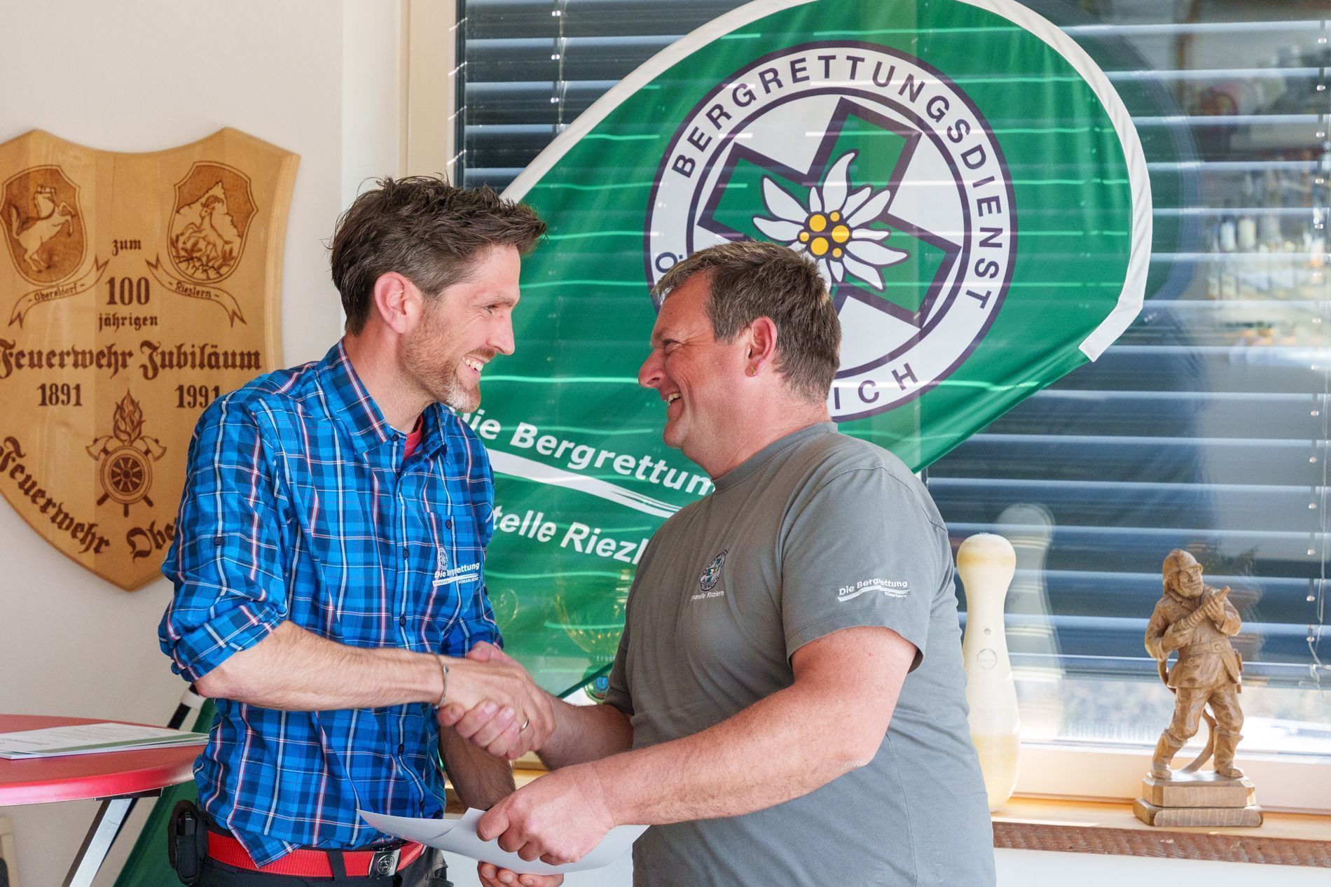 Der Leiter der Drohnenstaffel Vorarlberg, Christian Tschann (li), gratuliert Martin Fritz aus Riezlern (re) zur erfolgreichen Übung und gleichzeitig dem Abschluss sämtlicher erforderlichen Ausbildungen.