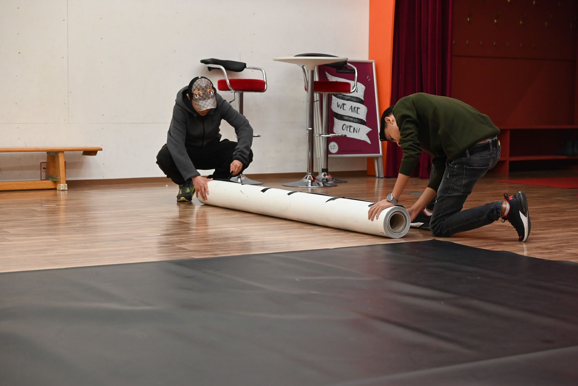 Für den zeitgenössischen Zirkus am Samstag wurde der Boden verlegt.