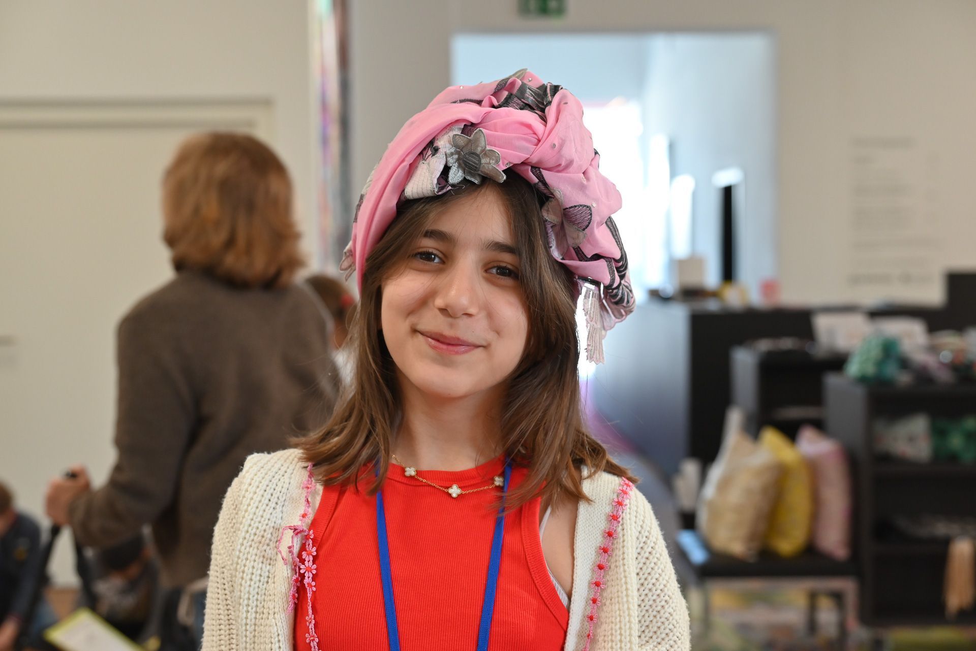 Die Kinder durften sich eine typische Kopfbedeckung aus Stoff binden. 