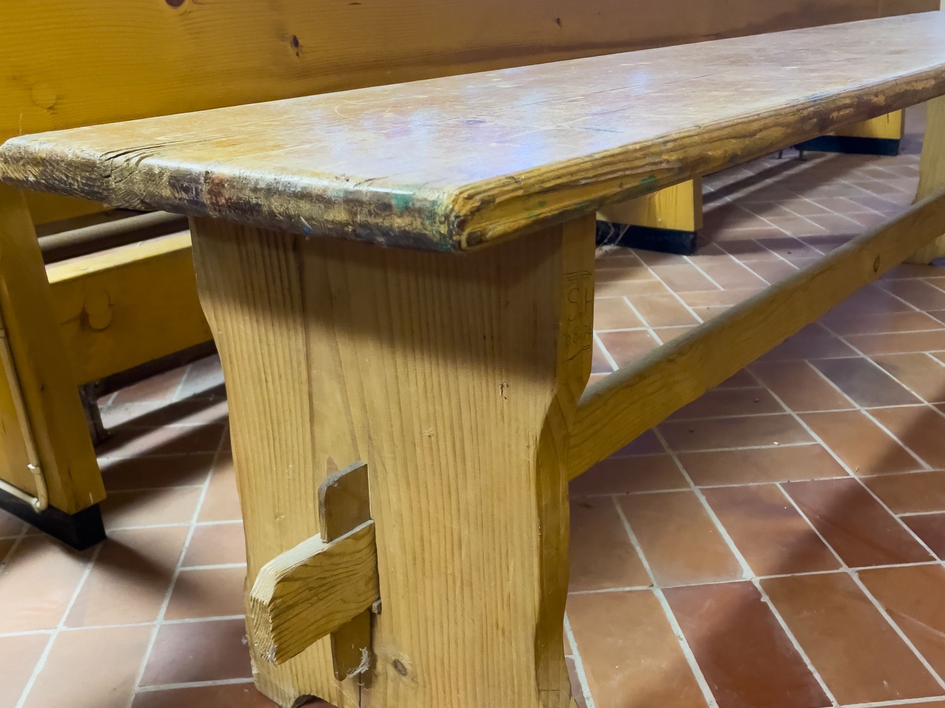 Auch Bänke sind einige zu haben.