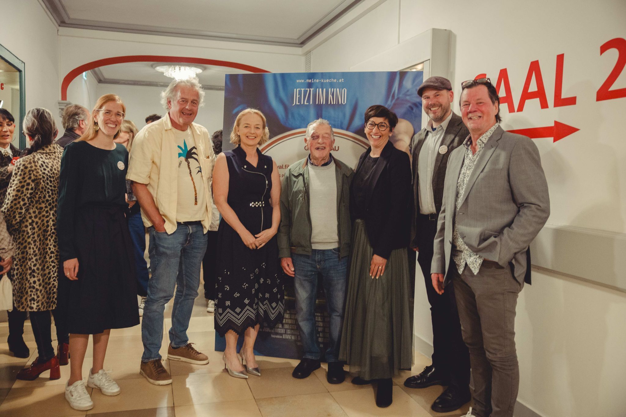 (Foto: Verein) Julia Beck, Dominik Flammer, Karin Kaufmann, Jakob Erhart, Katja Jochum, Marcus Naumann, Dominik Ponier bei der Kino-Premiere. 
