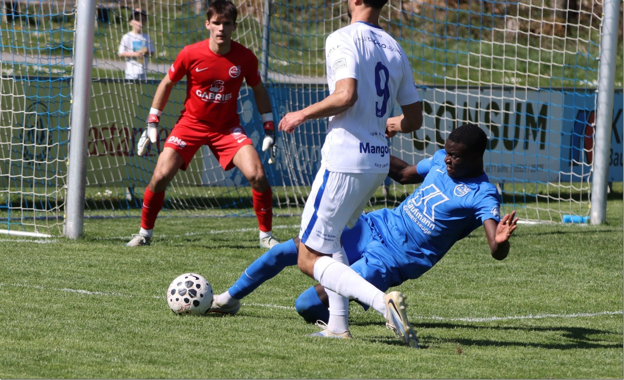 Nije Ansumana klärt gegen Tarkan Parlak. 