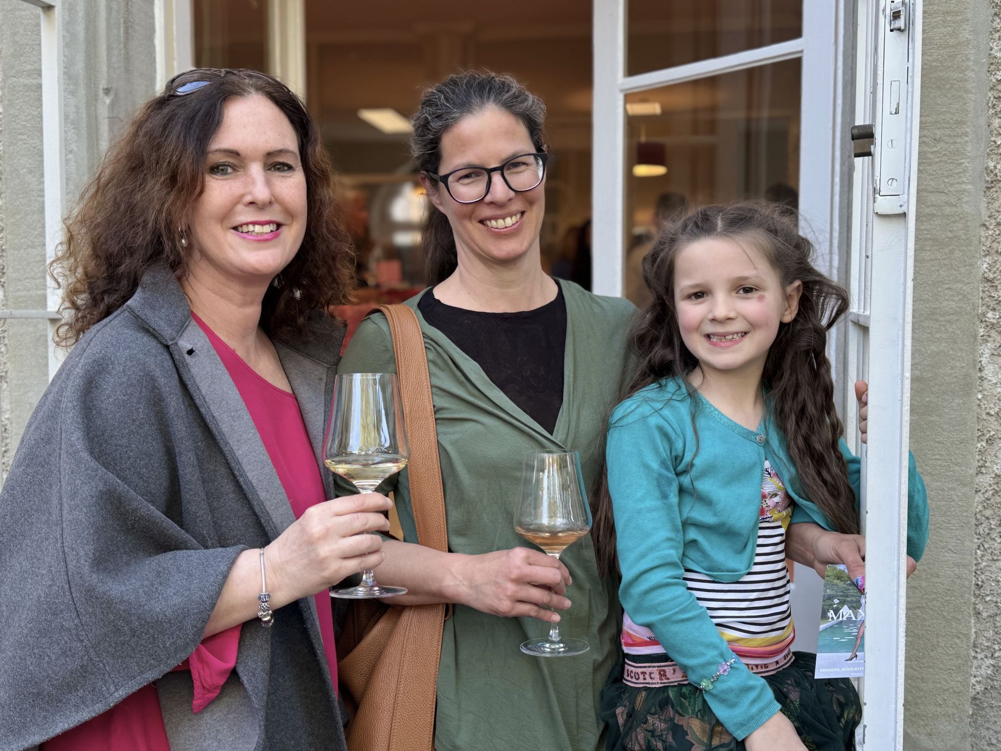 Annette Göggel und Tierärztin Lisa Feurle-Elsässer mit Madita.