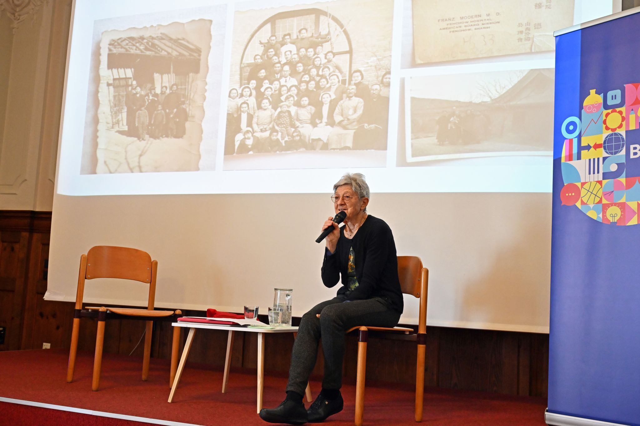 Mit Fotos aus den frühen Jahren in China machte Elisabeth Ganglberger ihre Erinnerungen greifbar.