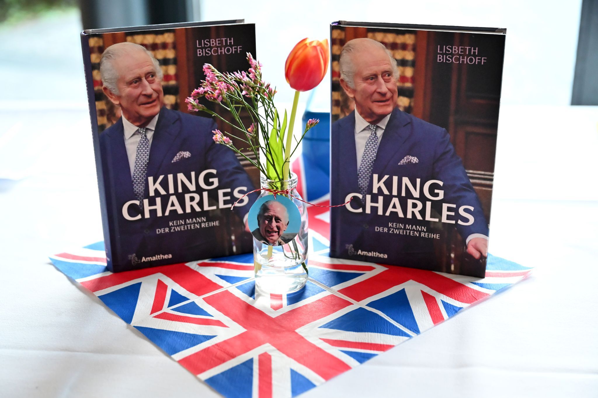 Lisbeth Bischoffs Buch ist am Tag von Prinz Andrews Verhaftung erschienen.
