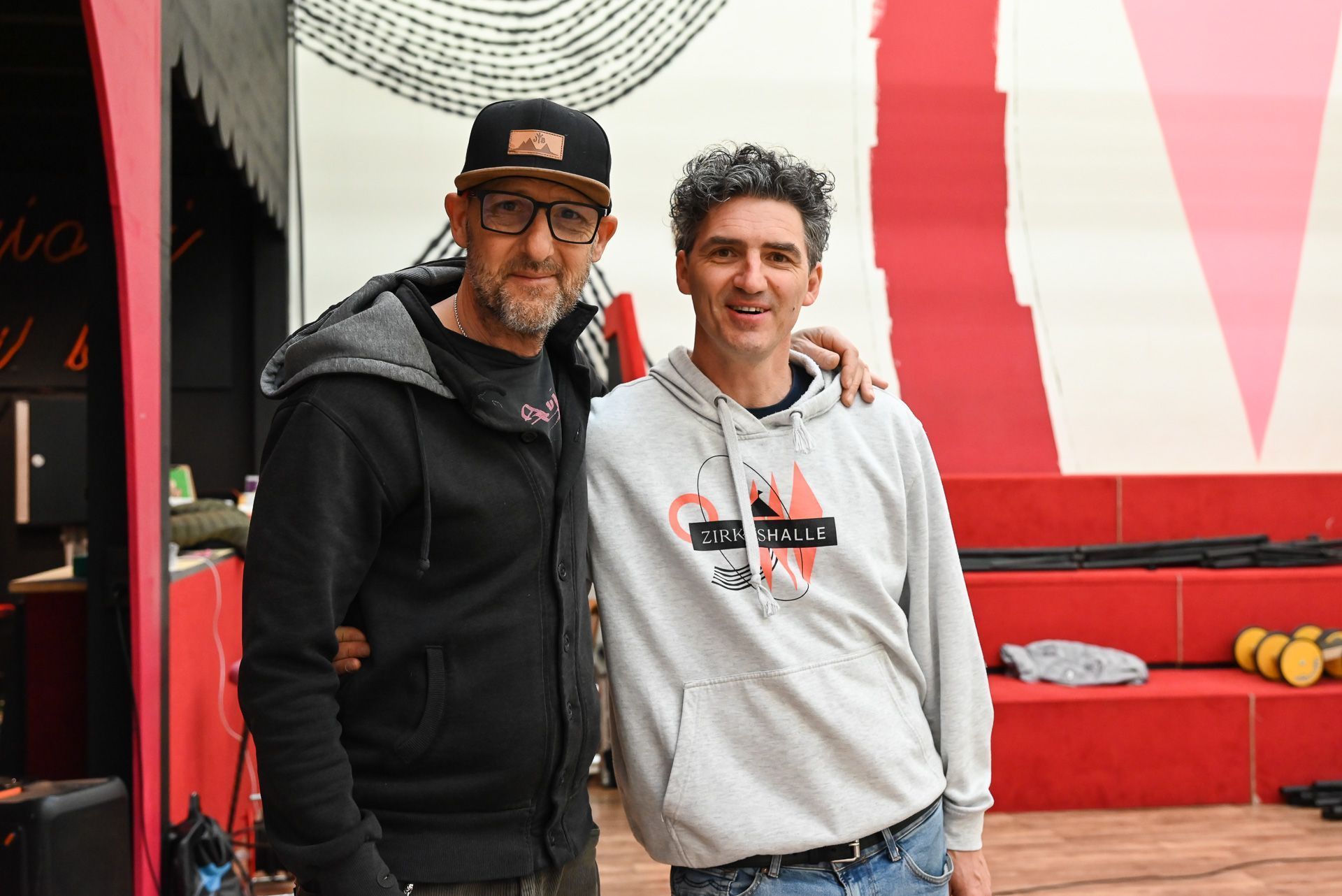 Roman Zöhrer vom Freudenhaus zeigt sich dankbar, dass er mit seinen Veranstaltungen vom zeitgenössischen Zirkus in der Zirkushalle unterkommen darf. Sebastian Gerer stellt dazu gerne die Zirkushalle zur Verfügung.