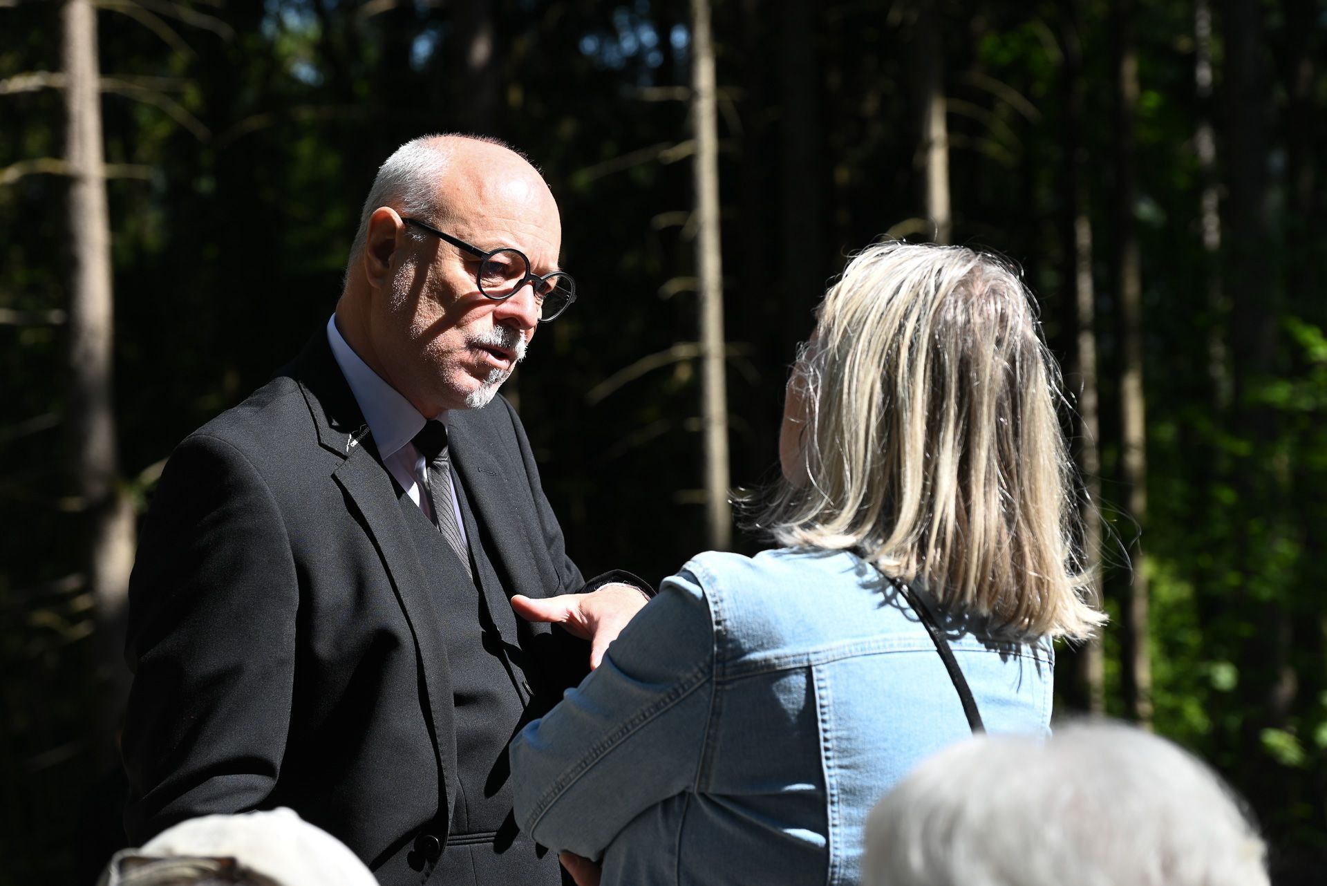 Interessierte erkundigten sich bei den Bestattern, wie eine Besetzung im Wald des Frieden stattfindet.