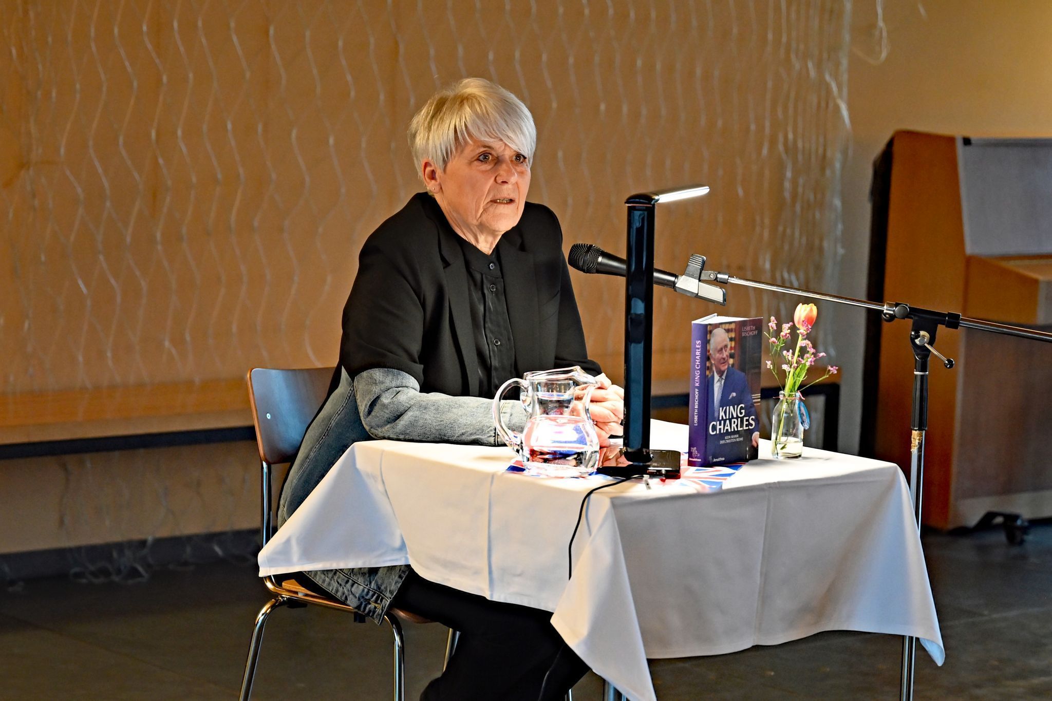 Lisbeth Bischoff zog das Publikum in der Bücherei Rohrbach mit ihren royalen Anekdoten in den Bann.