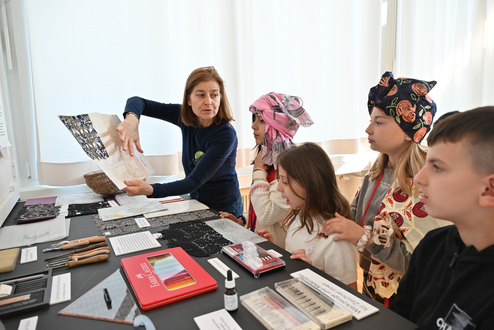 Christa Bohle verdeutlichte den Kindern, wie Stickerei früher praktiziert wurde.