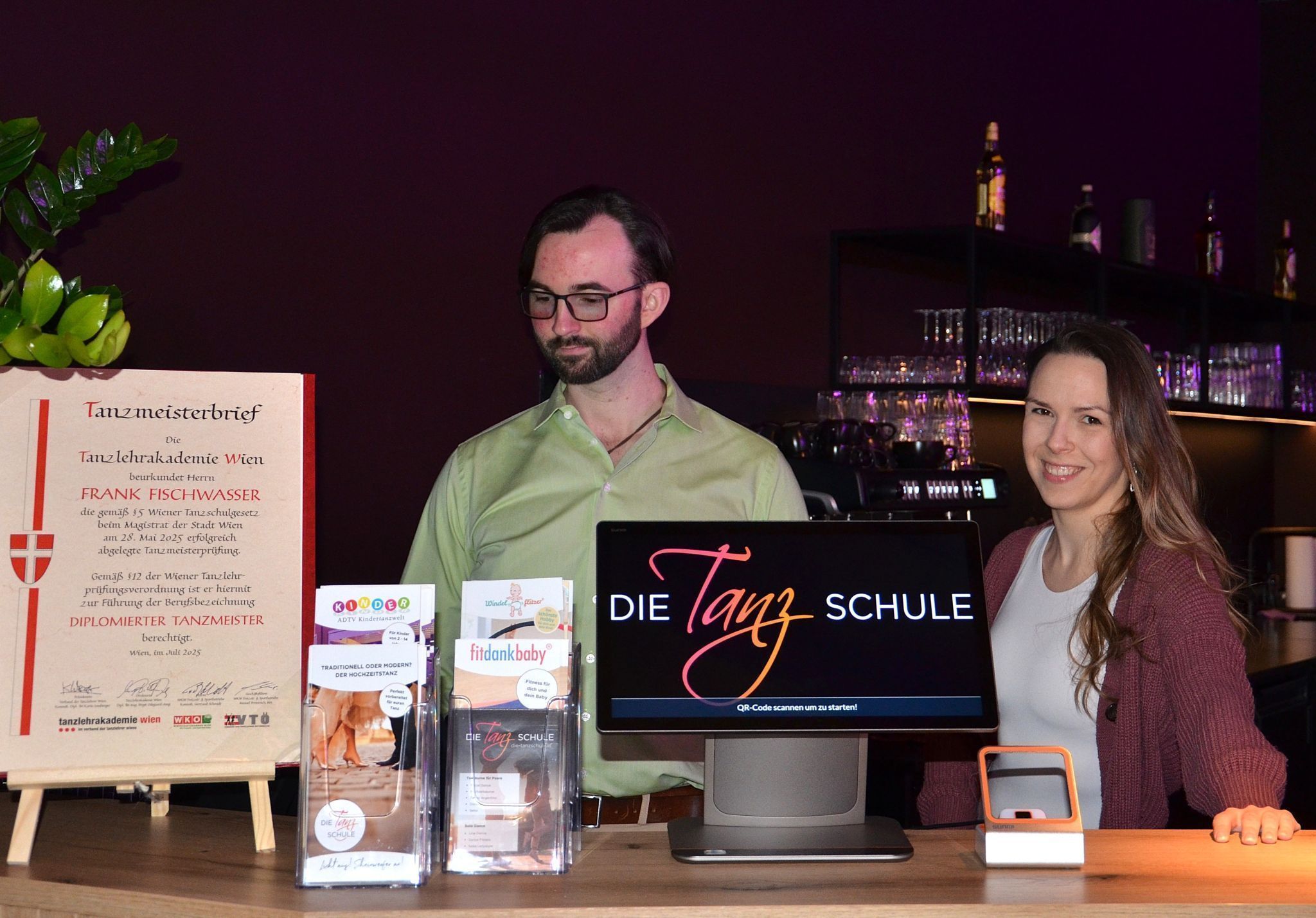 „Die Tanzschule“ hat auch eine Lounge zum Abhängen, in der Frank und Anna Getränke serviert. HRJ