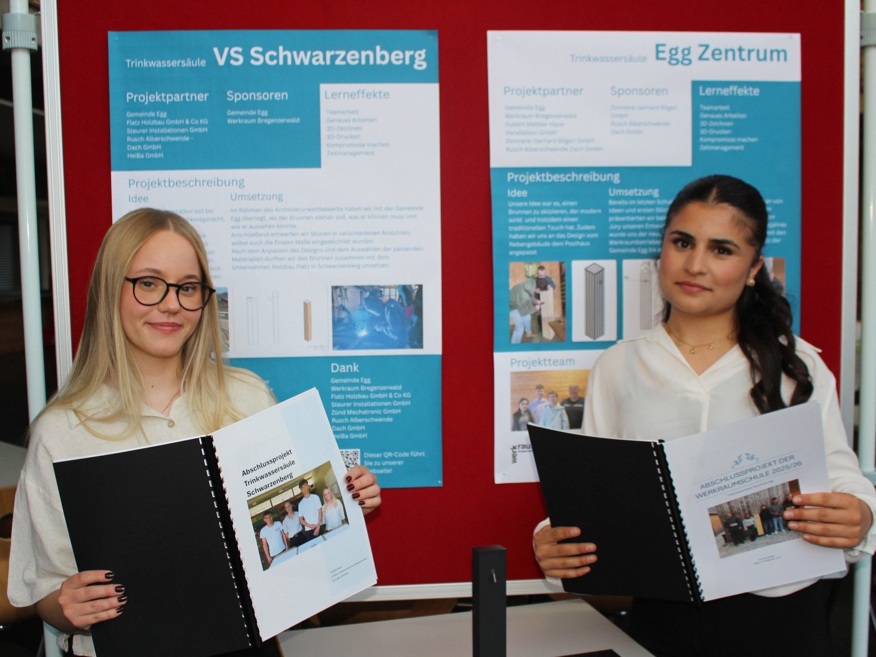 Neben der Power-Point-Version gab es die Präsentation auch auf Schautafel und als Mappe – Natalie Wirth und Kalgin Omar zeigen ihre Projekte Schwarzenberg und Zentrum Egg.   