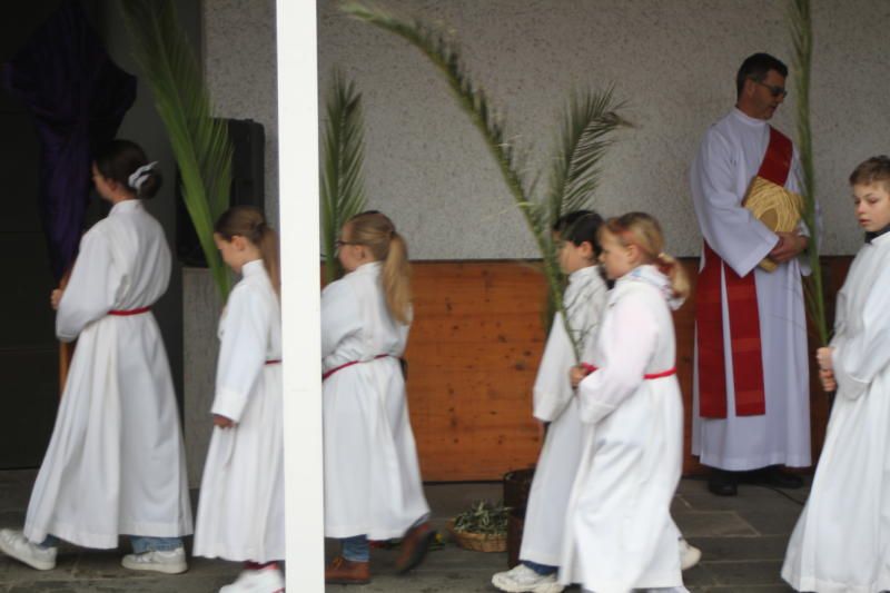 Auf dem Weg in die Kirche.