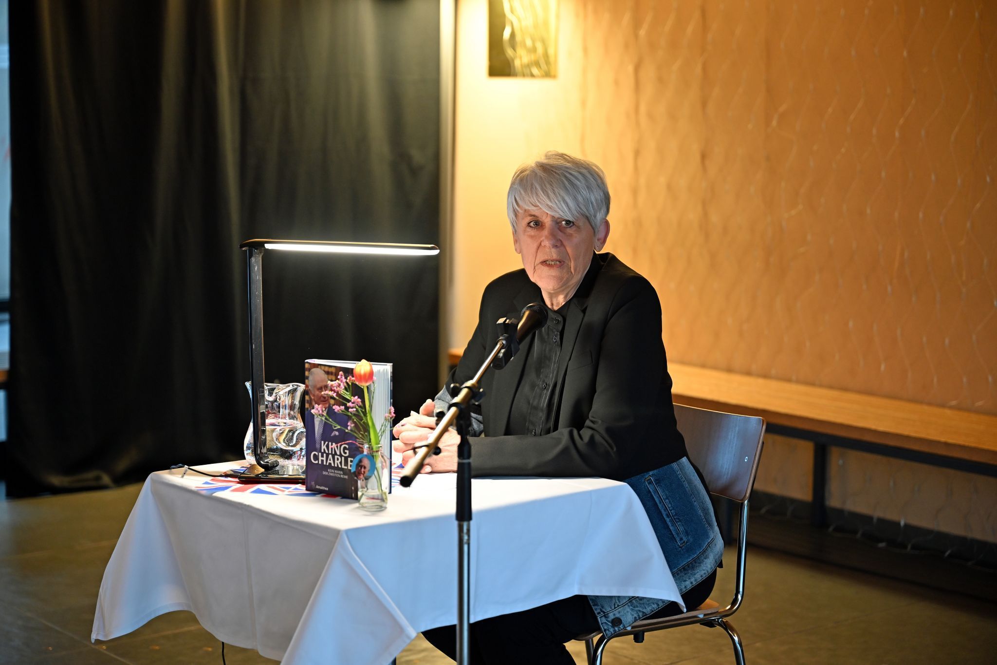 Lisbeth Bischoff erzählte in der Bücherei Rohrbach unterhaltsam aus ihrem neuen Buch über King Charles.