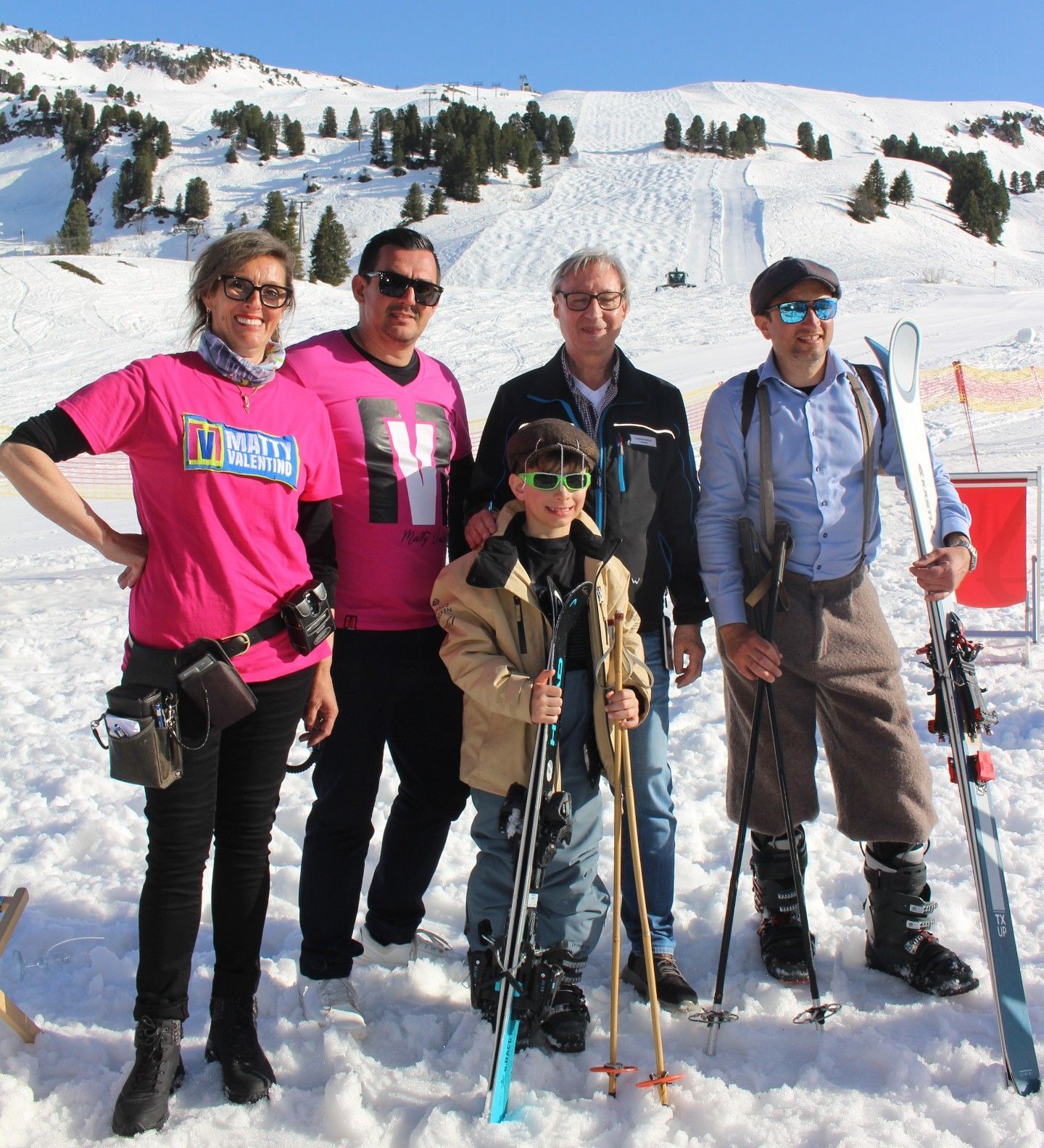 Matty-T-Shirt, „Dienstkleidung“ oder nostalgisches Outfit – Saisonschluss am Hochtannberg war wieder eine bunte Modeschau.