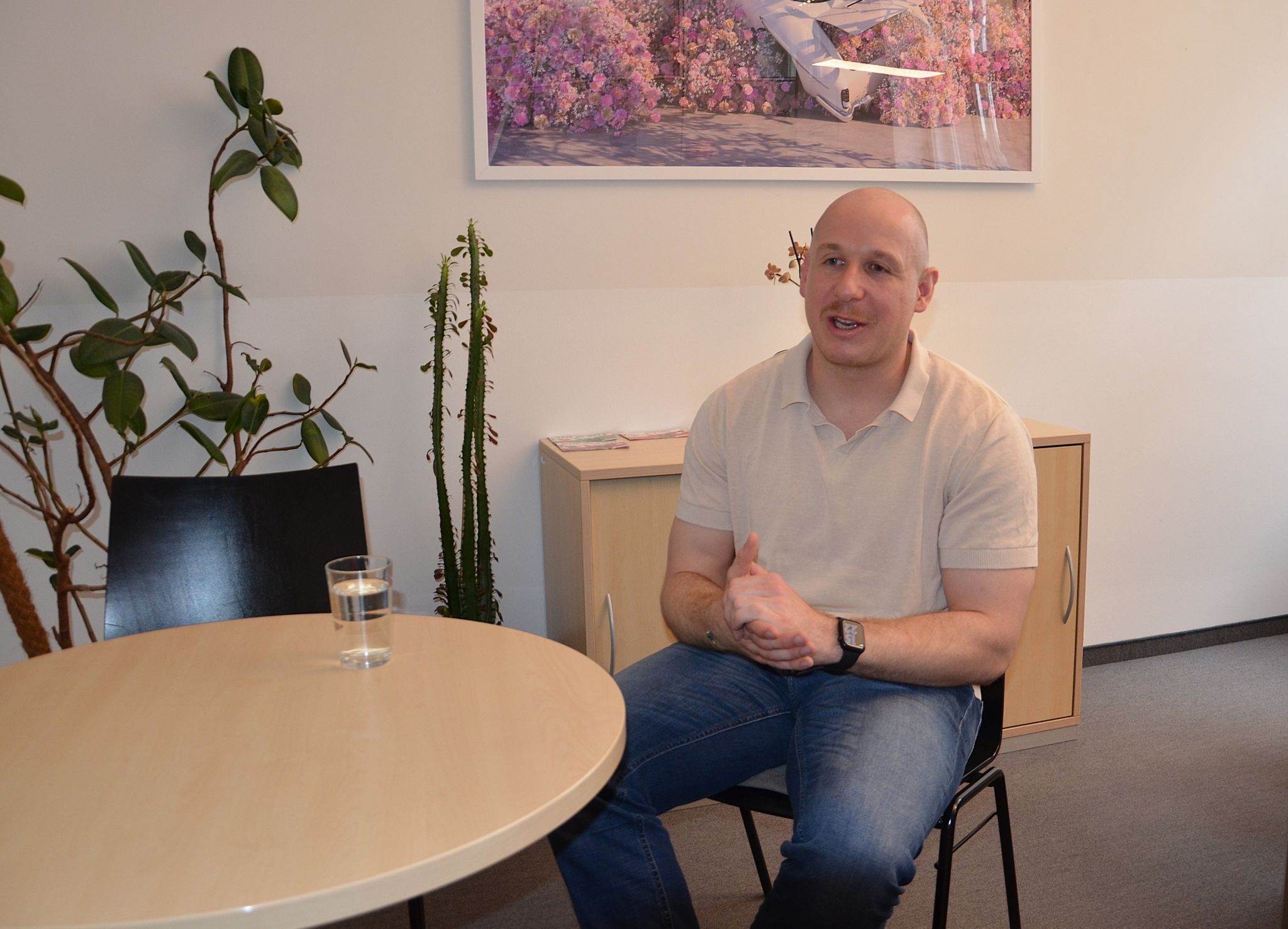 Im Gespräch mit seinen Klienten geht Fabian dem Grund der Delikte nach. HRJ