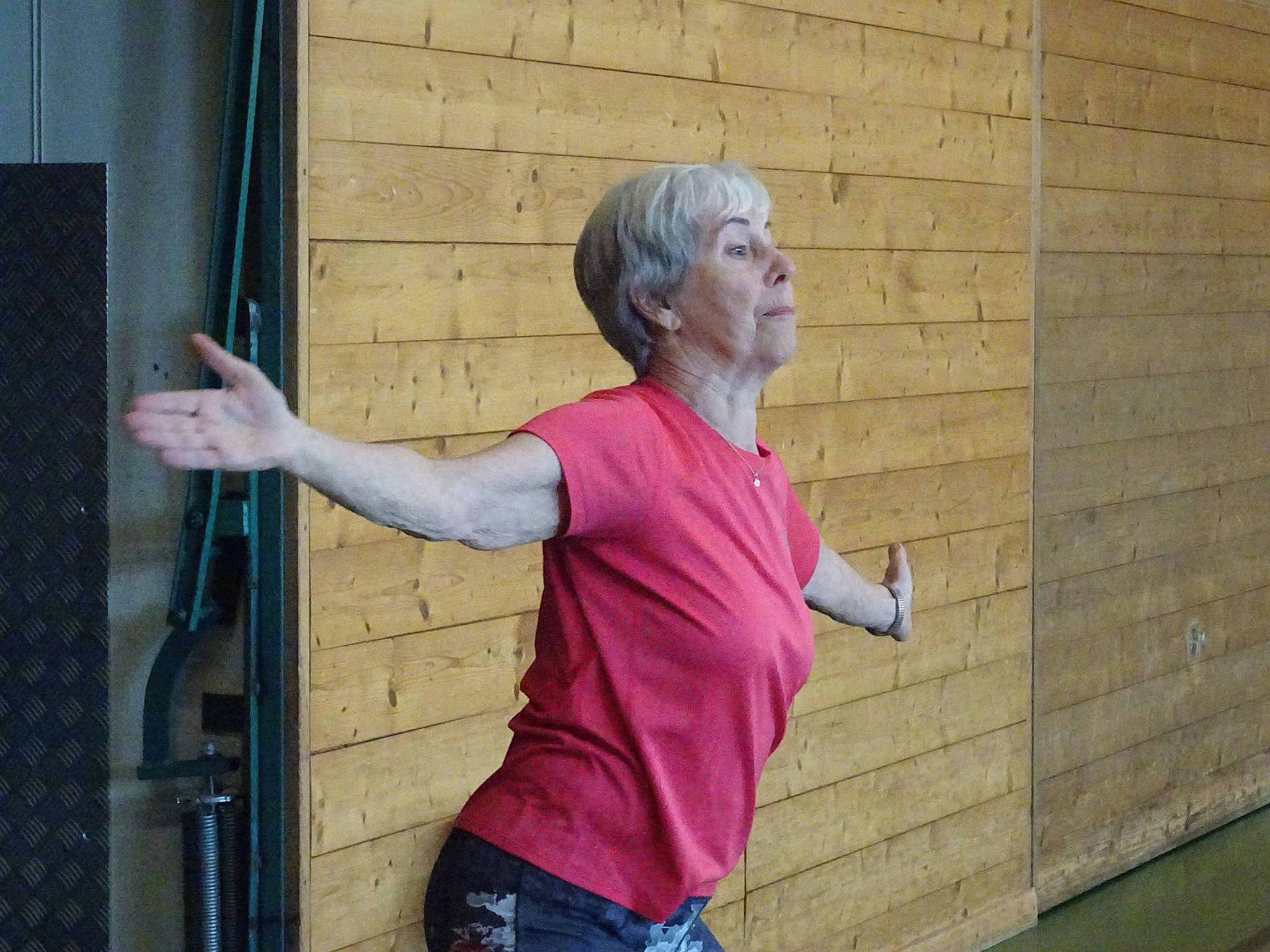 Mit viel Energie leitet Hedi Mangeng die Einheit in der Turnhalle.