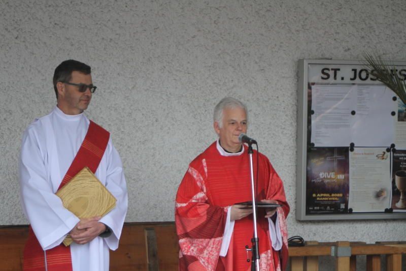 Pfarrer Walter Juen führte die Palmweihe und die Messfeier durch. 