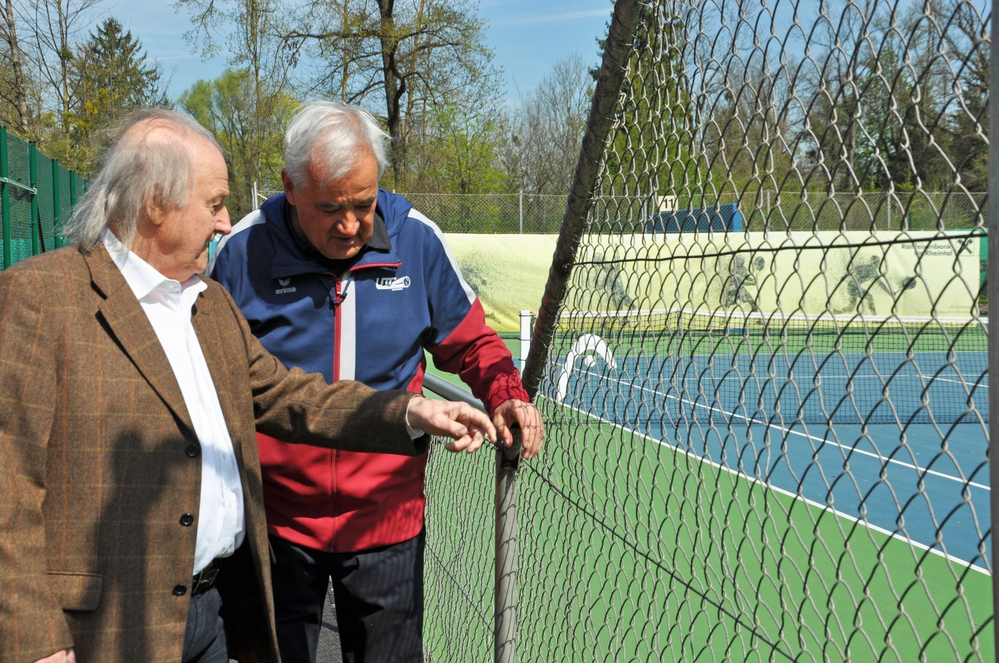 Gründungsobmann Heinz Amann und Peter Enz begutachten die alte Umzäunung bei den Greensetplätzen – hier wurde noch nicht saniert. 