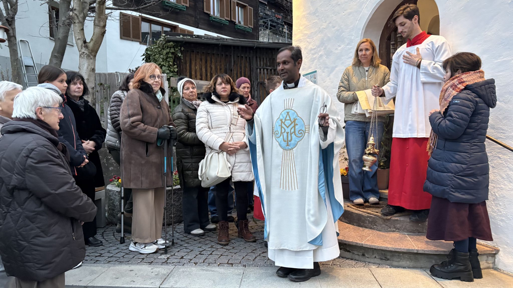 Kaplan Albert Joseph Jesuraj - hier vor der Litzkapelle- dankte den Mitfeiernden an der Abendmahlsliturgie für ihre Teilnahme.