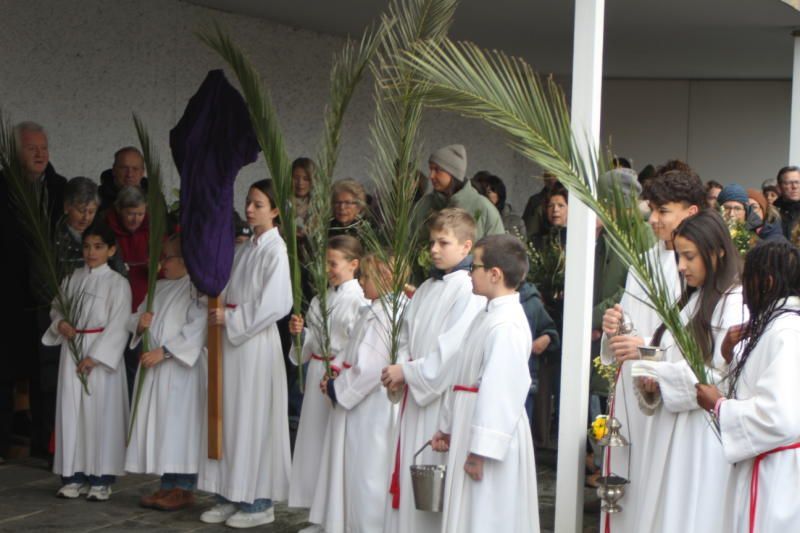 Mit Palmen waren die Ministranten ausgestattet. 