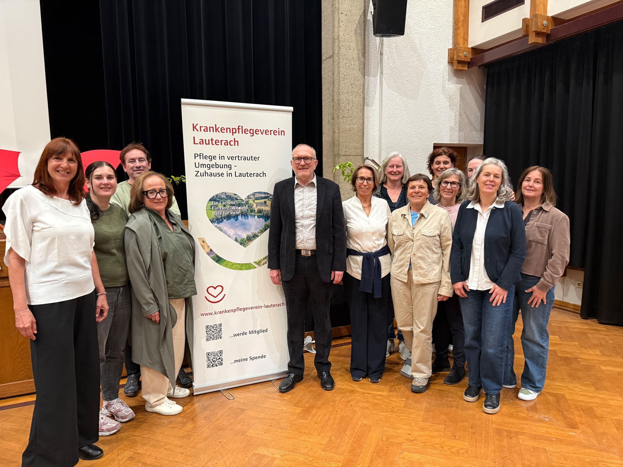 Obmann Erwin Rinderer (Mitte) dem Team des Krankenpflegevereins Lauterach.