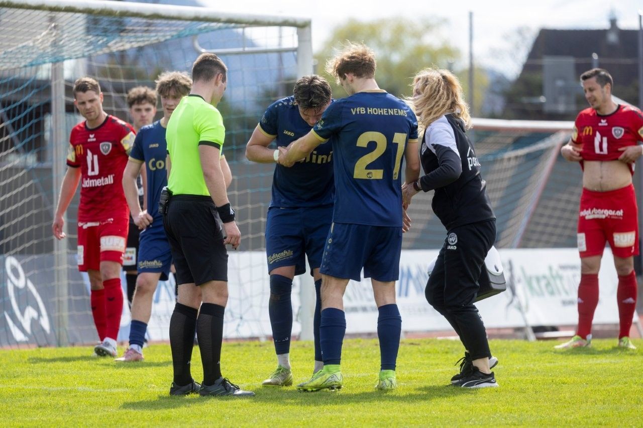 Verletzung eines Hohenems-Spielers. VN-PAULITSCH