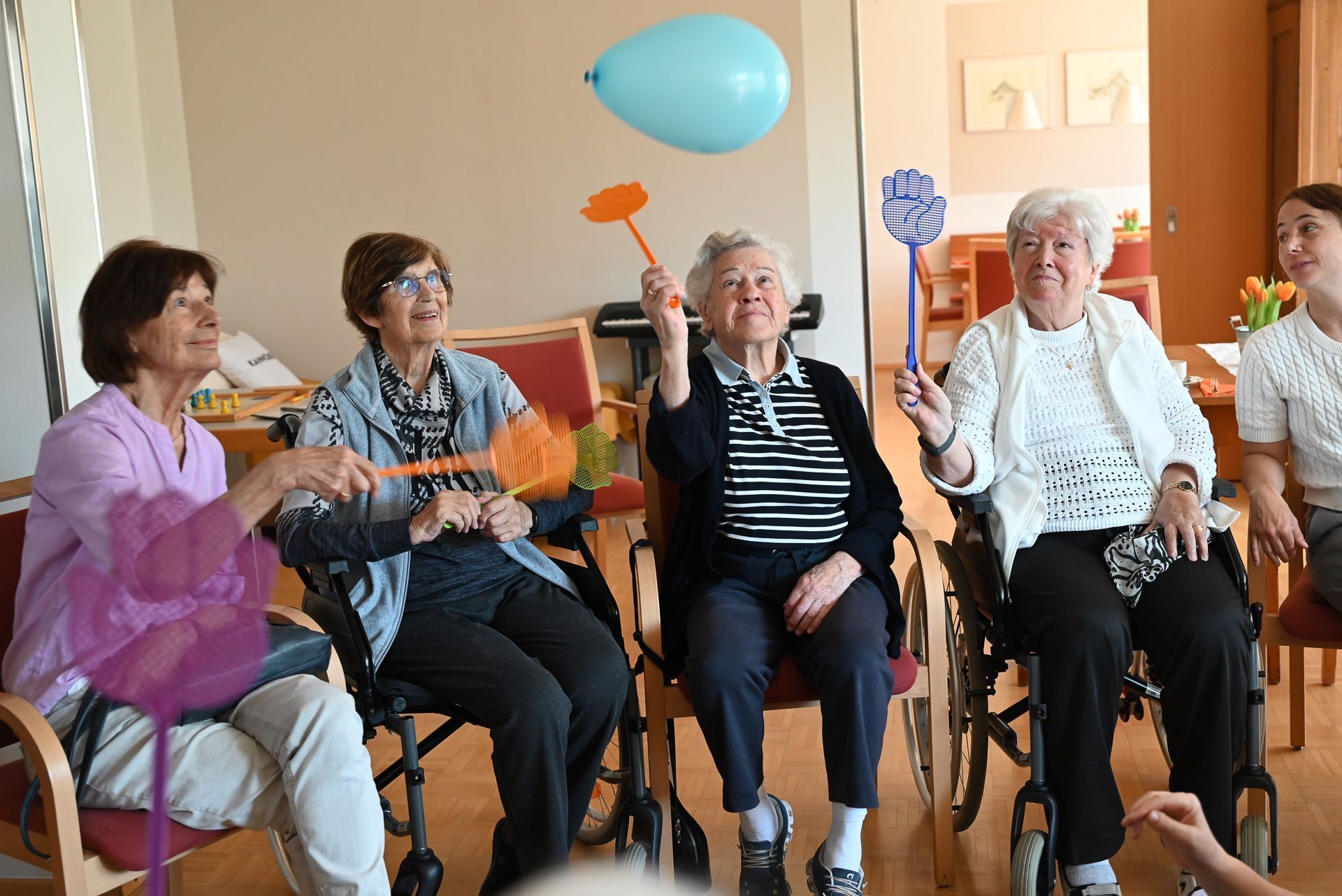 Gemeinsam Zeit verbringen und Spaß haben. Die Senioren genießen den abwechslungsreichen Nachmittag.