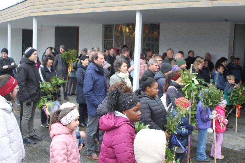 Der Vorplatz in der Kirche St. Josef war sehr gut gefüllt. 