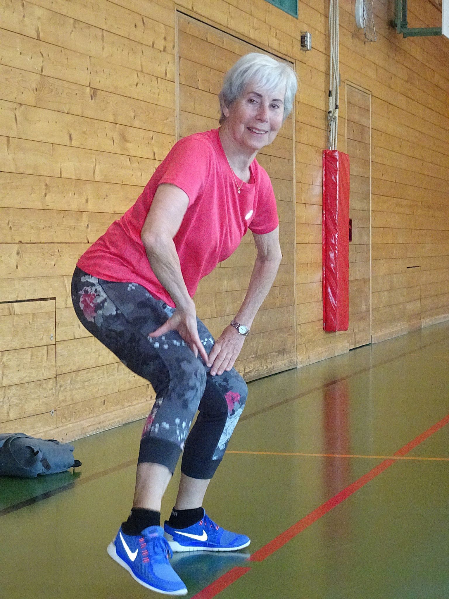 Mit einem Lächeln motiviert Hedi Mangeng ihre Turnerinnen.