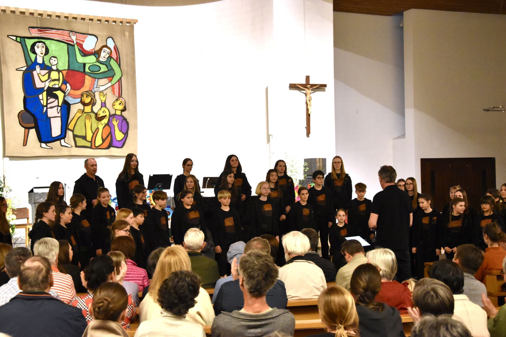 Als special guests wurden in Bürs Schülerinnen und Schüler der Musikmittelschule Götzis mit ihrem Chorleiter Paul Burtscher begrüßt.