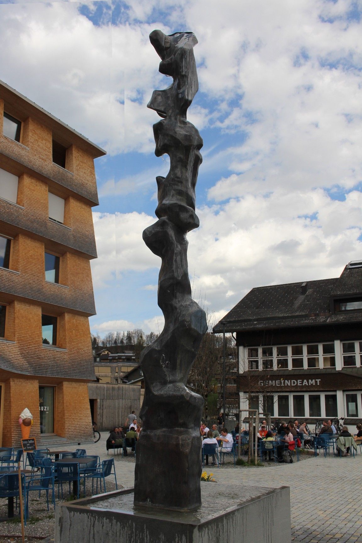 Die Brunnen-Skulptur von Emmanuel Troy ist vielbestaunter Mittelpunkt auf dem Egger Dorfplatz.   