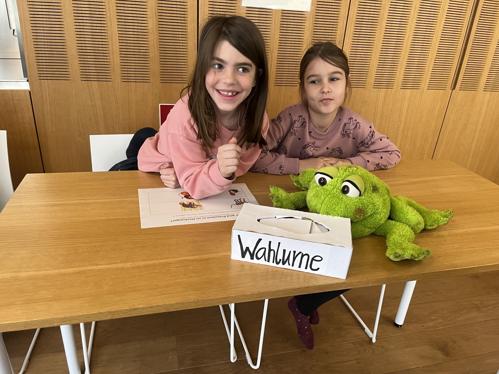 Laura und Mathea fungierten bei der Dschungelwahl als Wahlhelferinnen für Maskottchen Paul, das als Wahlleiter den Überblick behielt. 