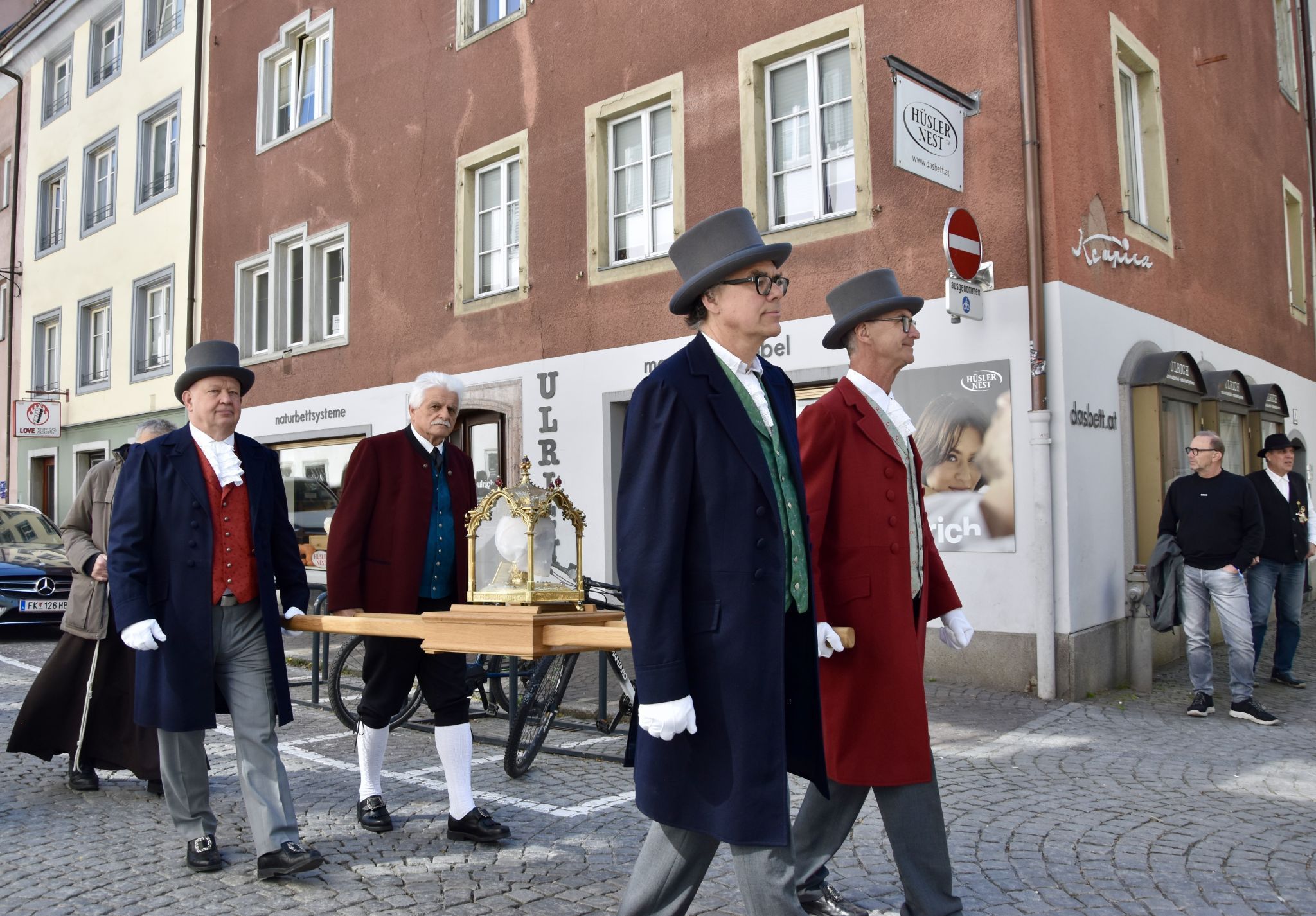 Männer der Trachtengruppe der Stadt Feldkirch trugen bei der Fidelisprozession die Haupt-Reliquie des heiligen Fidelis.