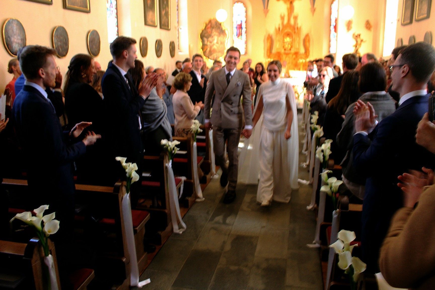 Beim Auszug aus der Warther Pfarrkirche wurden Denis seine Anne-Catherine mit stürmischem Applaus beglückwünscht.   