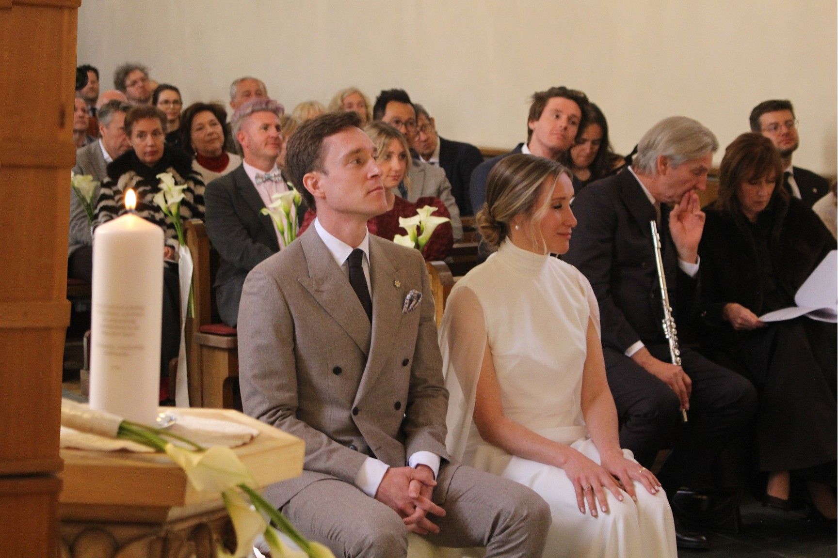 Und noch eine symbolische Geste: Dem Paar wurde eine spezielle Kerze mit auf ihren weiteren gemeinsamen Lebensweg mitgegeben.   