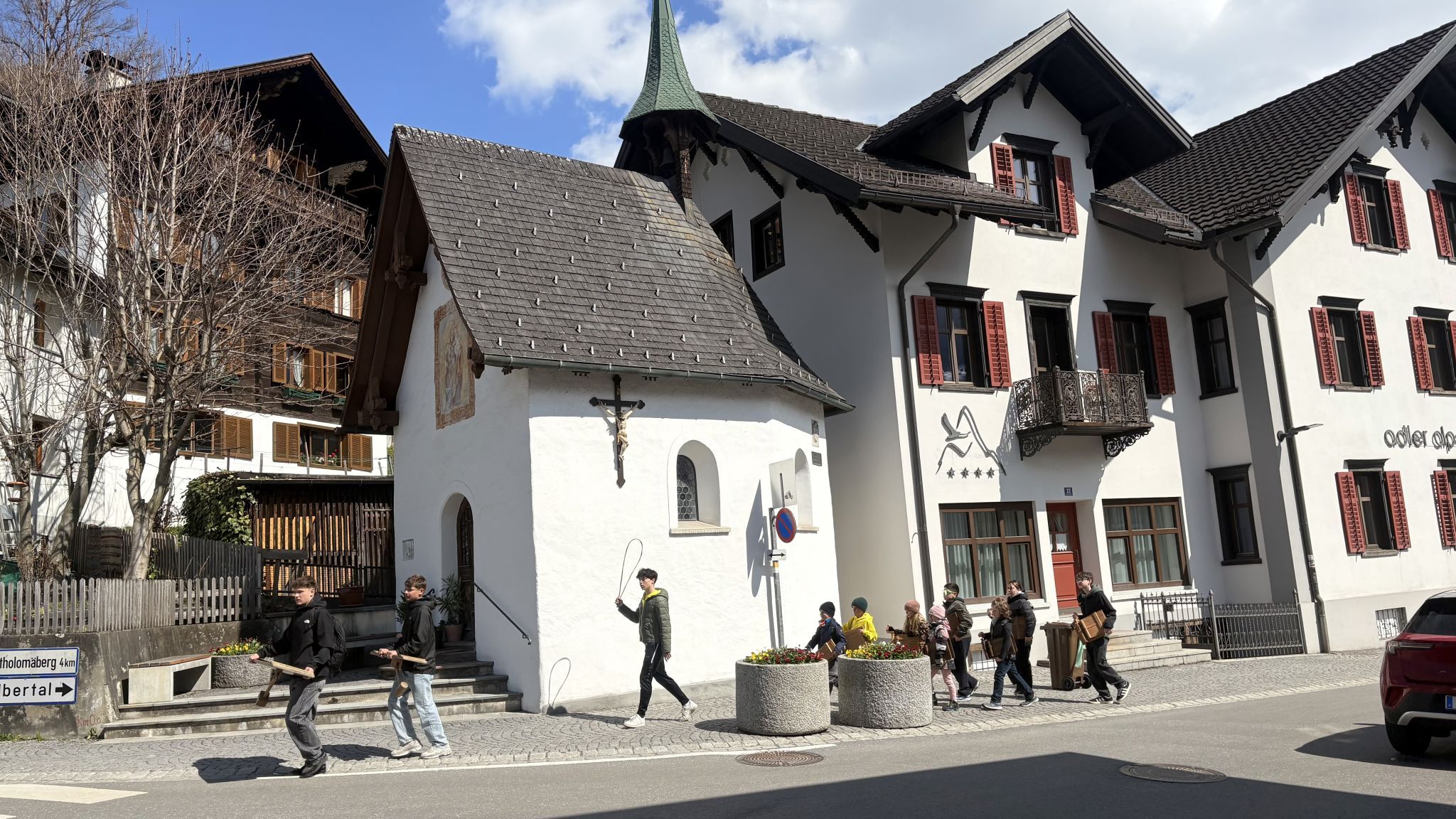 Die Schrunser Rätschnerinnen und Rätschner, hier auf Höhe der Litzkapelle.