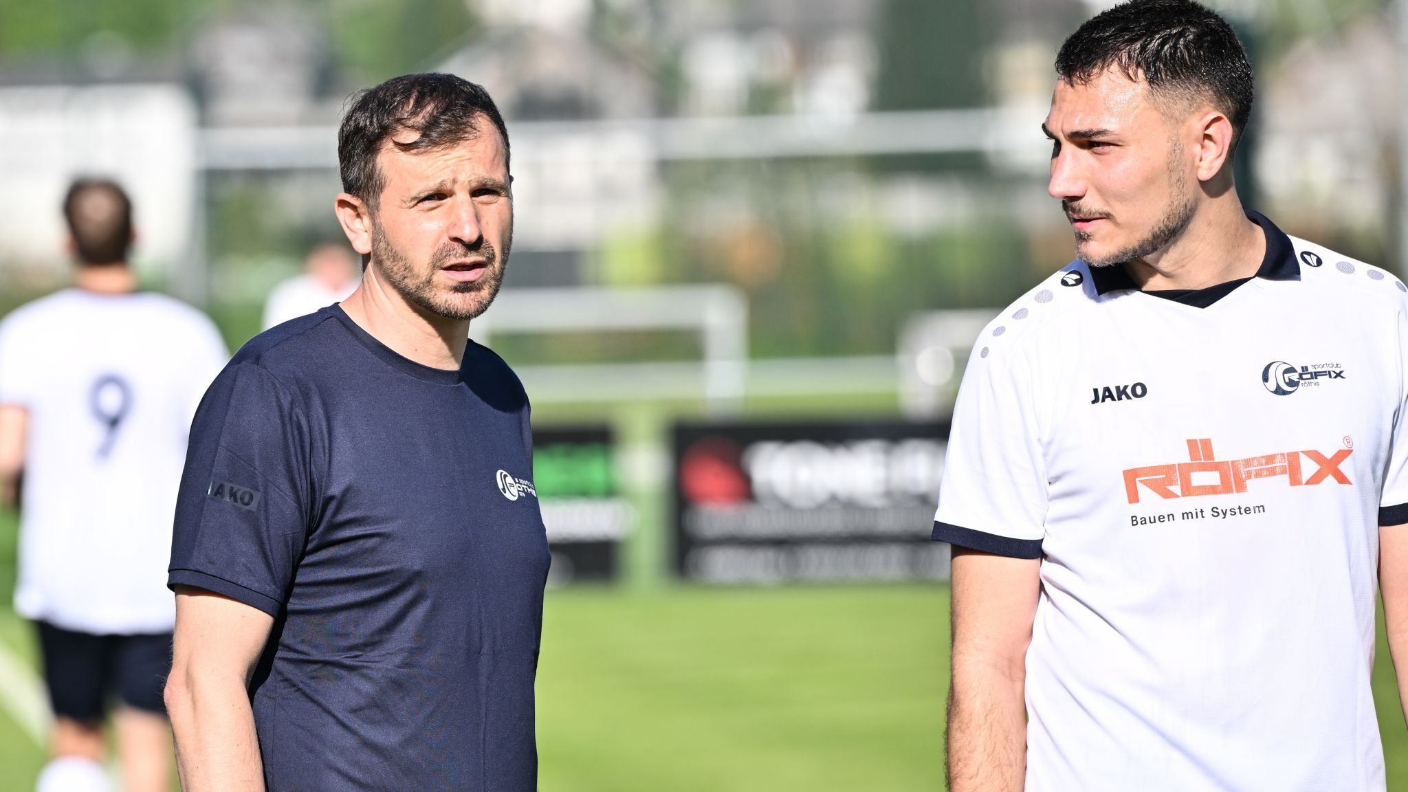 Röthis Trainer Ali Özkan mit Spieler Marcel Sohler wollen den Titelverteidiger aus dem Bewerb eliminieren. VN-SERRA