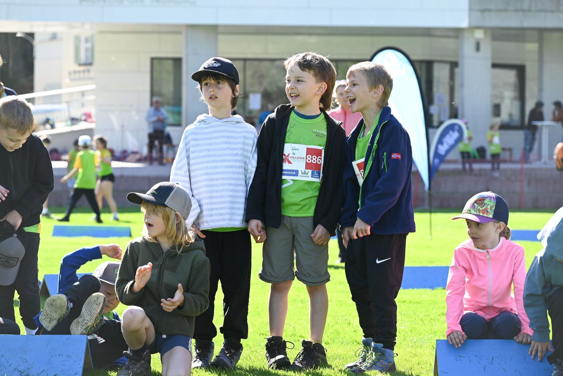 Die Läufer wurden von vielen Zusehern angefeuert.