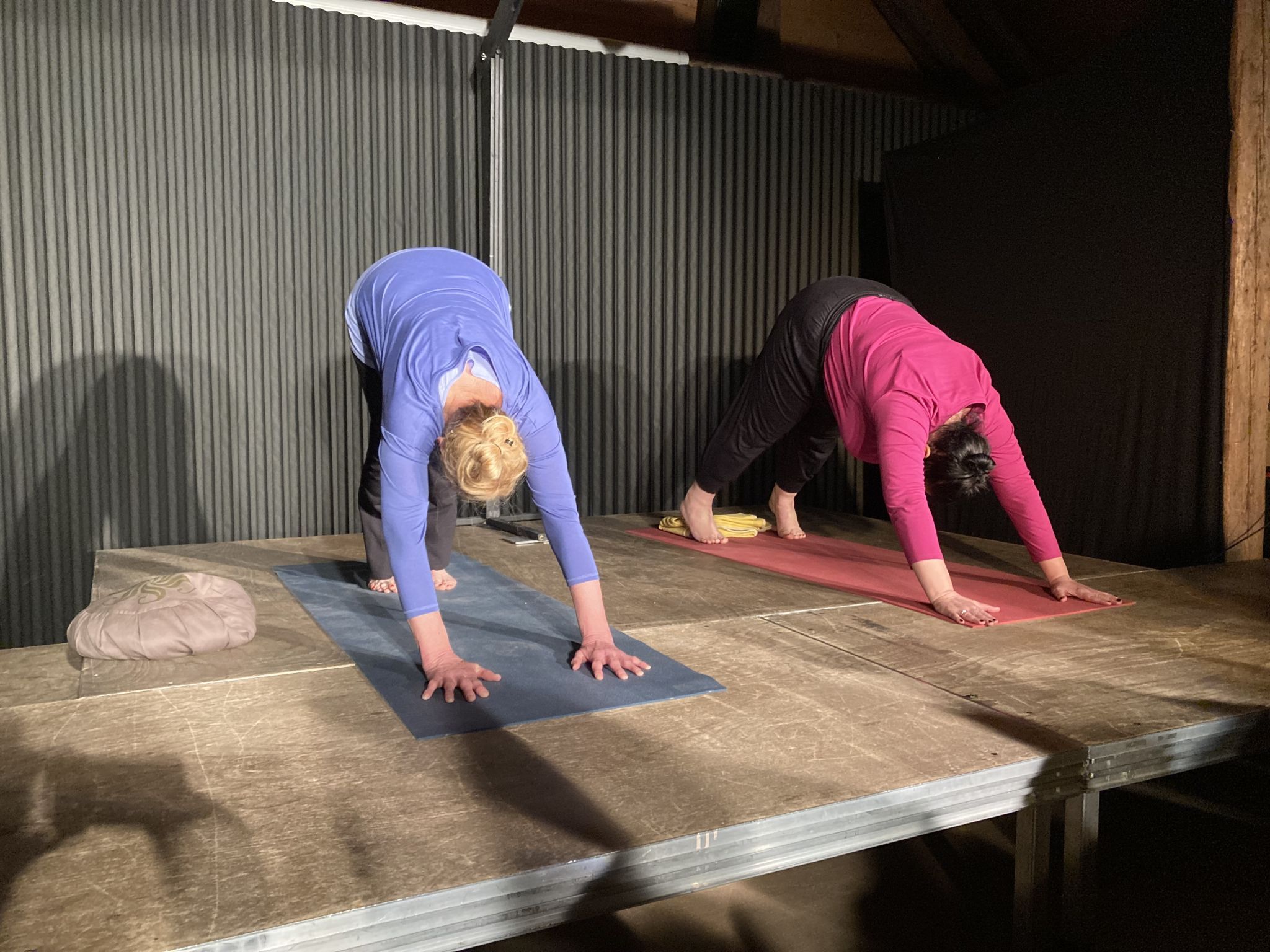 Die Lehrerin gibt genaue Anweisungen, die Schülerin ist mit ihren Gedanken beschäftigt