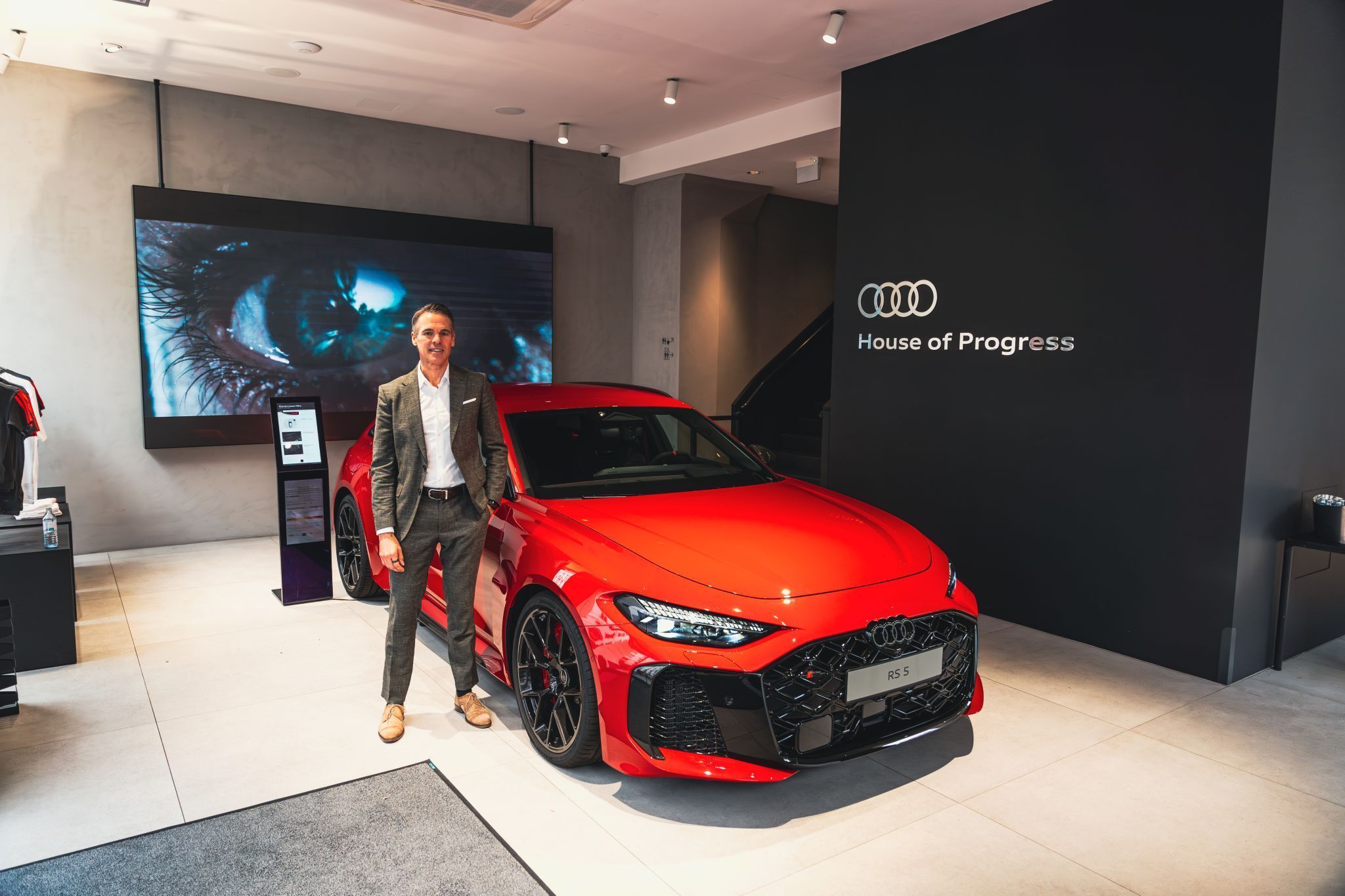 Berechtigte Freude: Audi-Österreich Chef Thomas Beran und sein jüngstes Sport-Flaggschiff RS5 bei der Premiere im Audi House of Progress in der Wiener Kärntner Straße