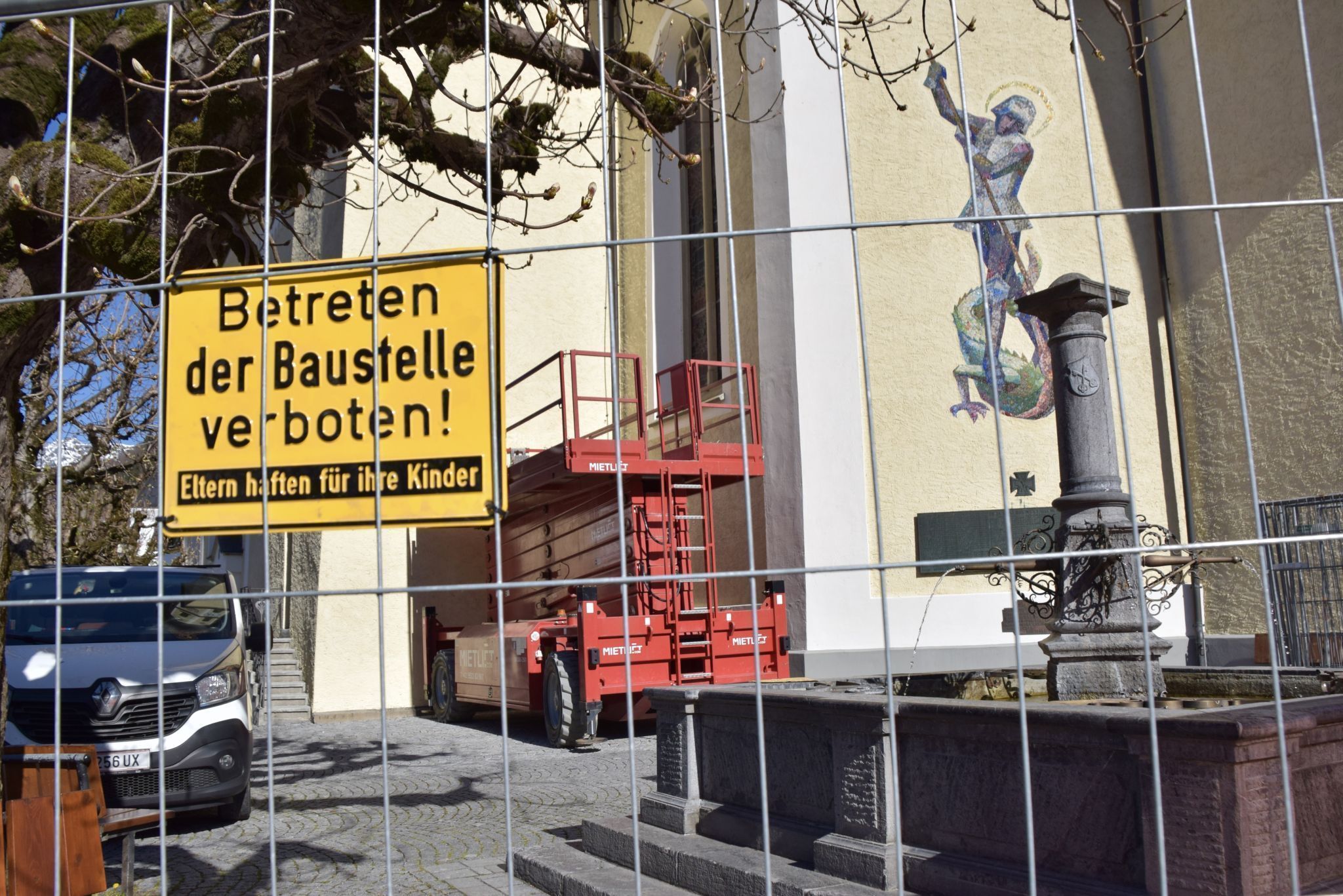 Das Schrunser Münster wird mit neuen Glocken ausgestattet. Die Arbeiten im Kirchturm haben begonnen, der Baustellenbereich ist eingezäunt.