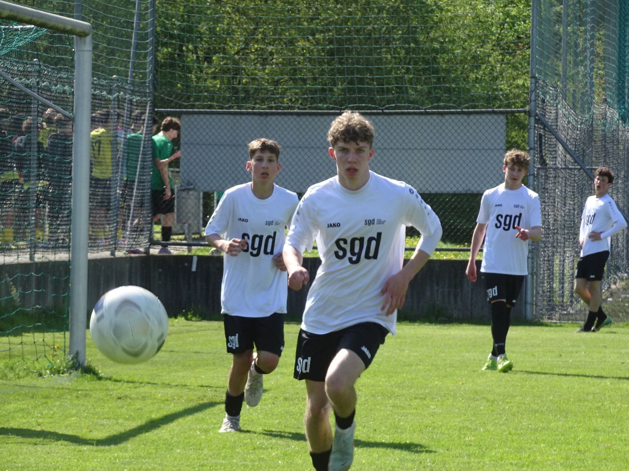 Im Strafraum wurde um jeden Ball hart gekämpft.