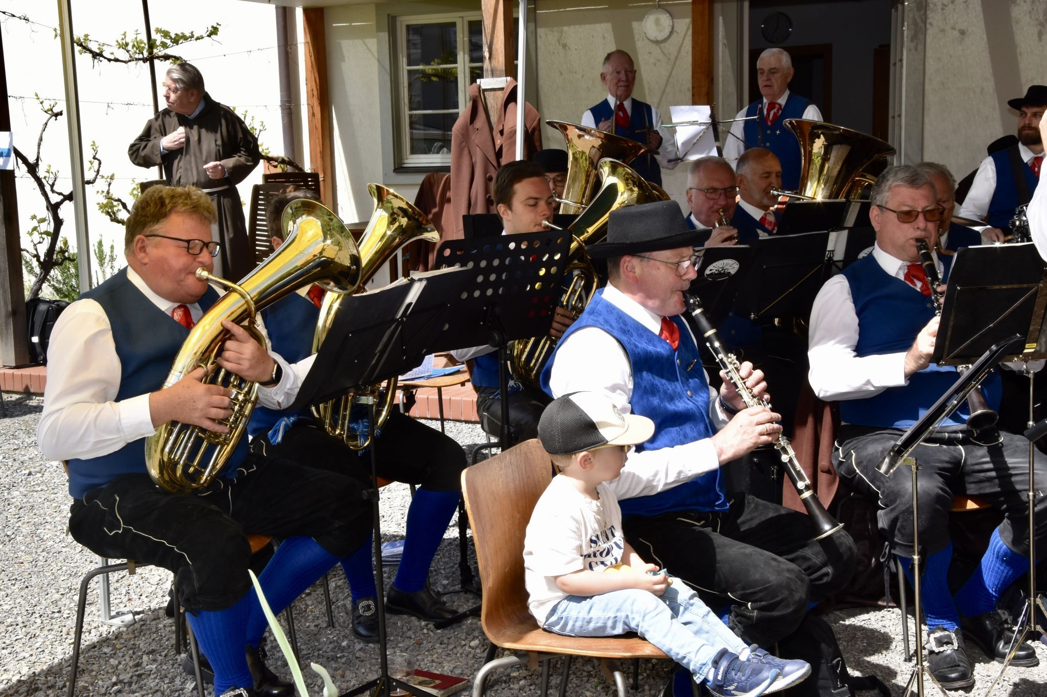 Musikanten der Stadtmusik Feldkirch bei ihrem Auftritt im Garten des Feldkircher Kapuzinerklosters.
