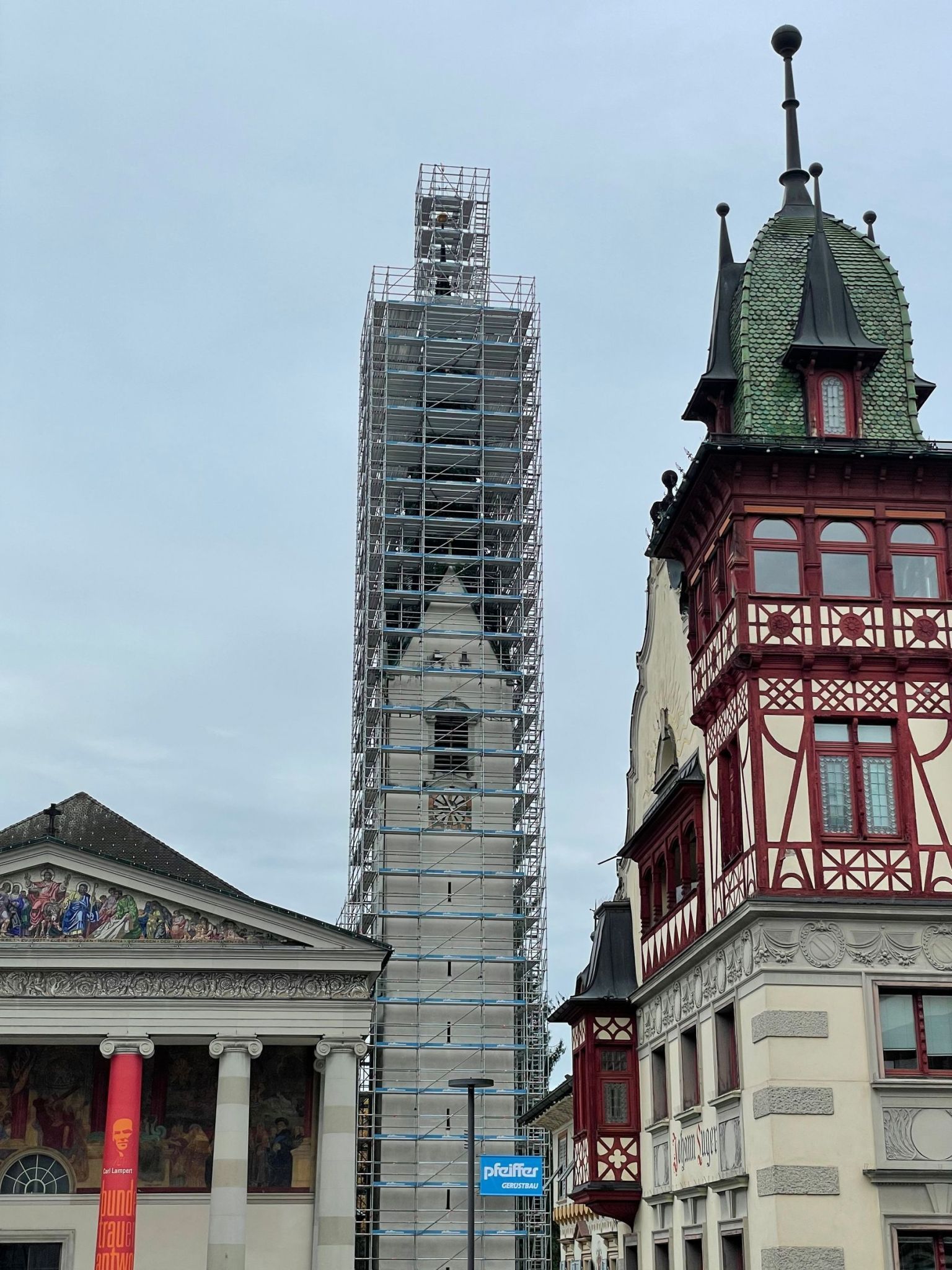 Der Kirchturm von St. Martin wird derzeit umfassend saniert und bleibt ein prägendes Wahrzeichen der Stadt.
