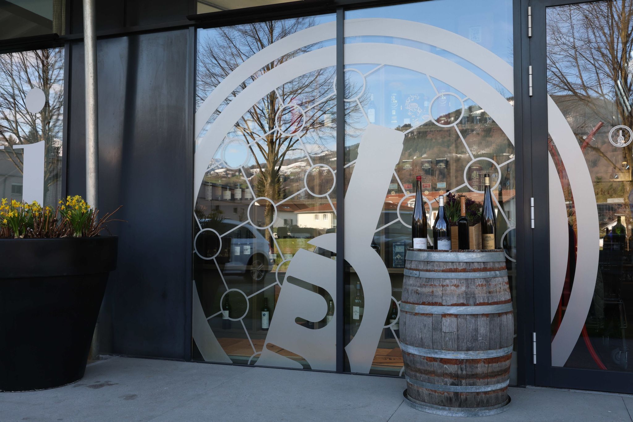 Im dekorativen Eingangsbereich spiegelte sich die Umgebung.