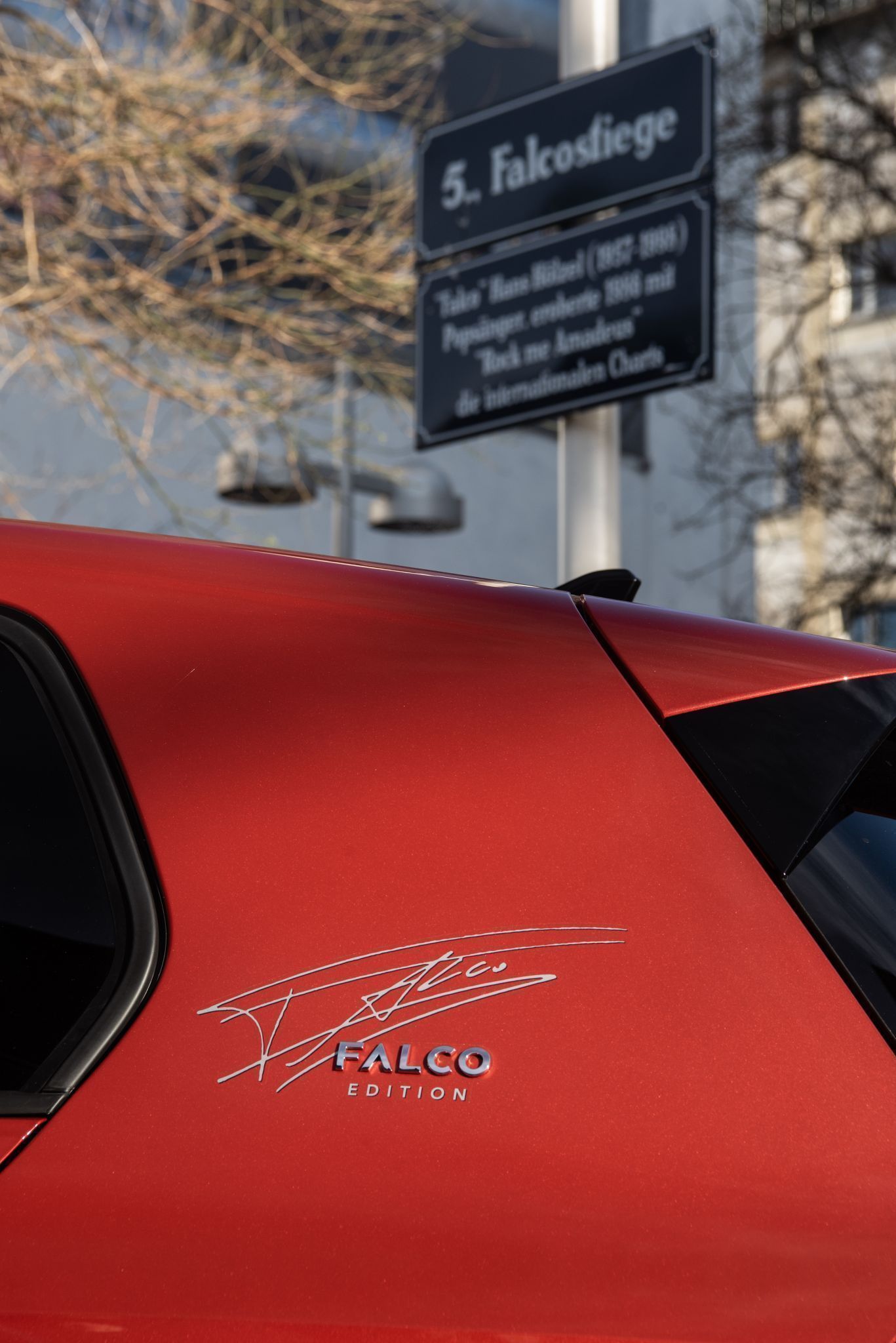 Unterschrift mit Künstlernamen auf der C-Säule des Golf Falco Edition, auf der B-Säule finden sich außerdem mattiert Textstellen von „Rock Me, Amadeus!“