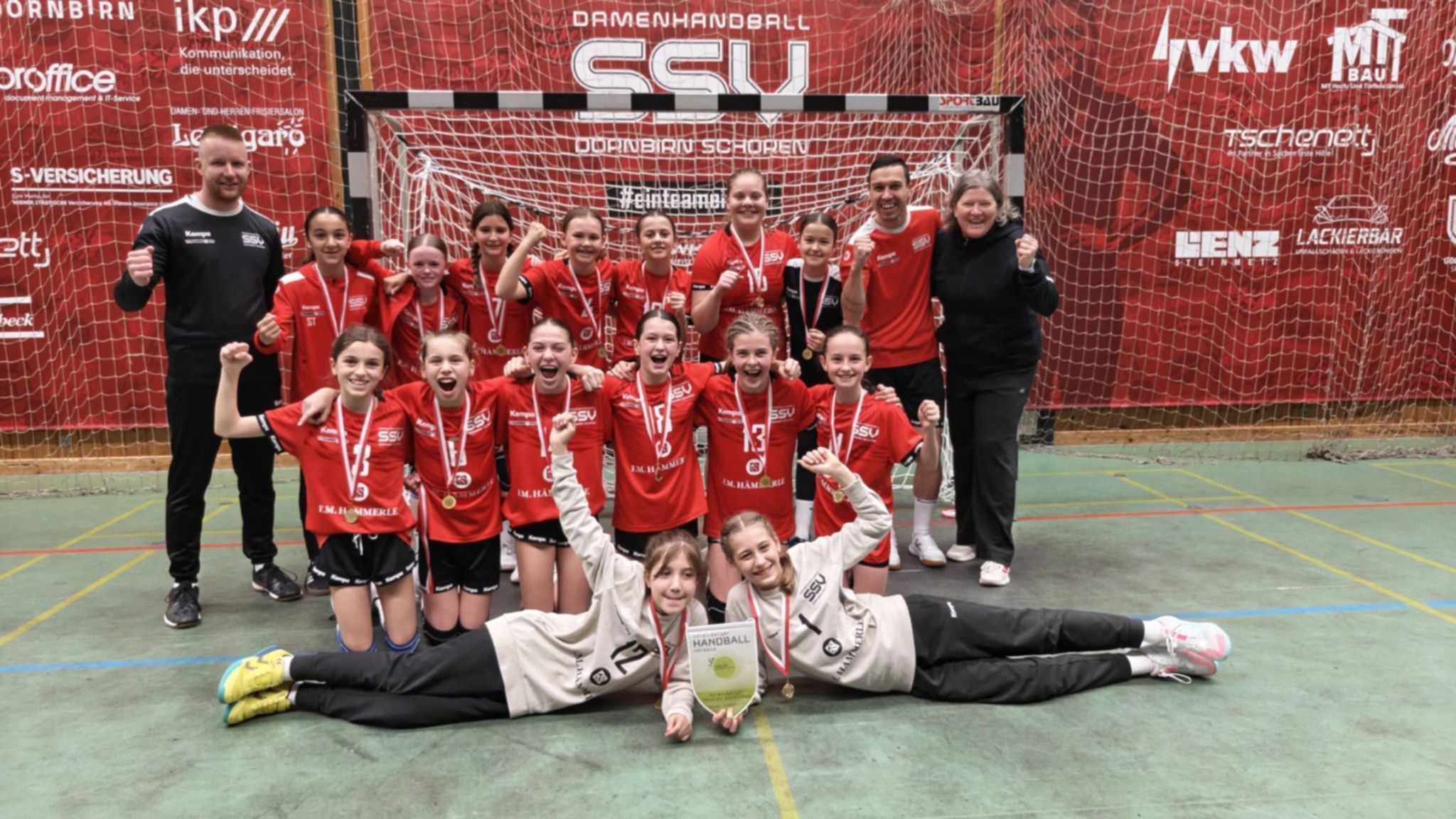 Die U11-Girls des SSV Dornbirn Schoren jubeln über den Landesmeistertitel.