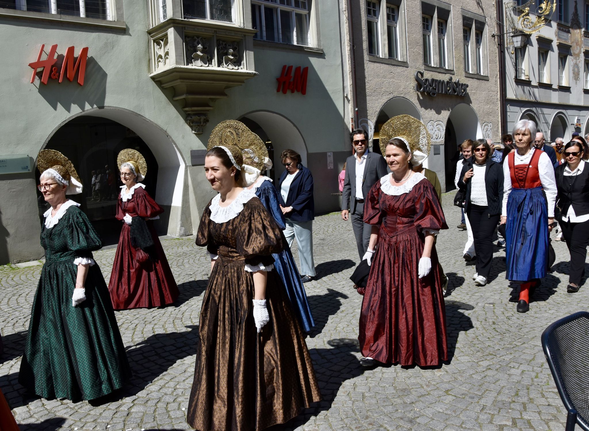 Mitglieder der Trachtengruppe der Stadt Feldkirch anlässlich der diesjährigen Fidelisprozession, hier in der Marktgasse.