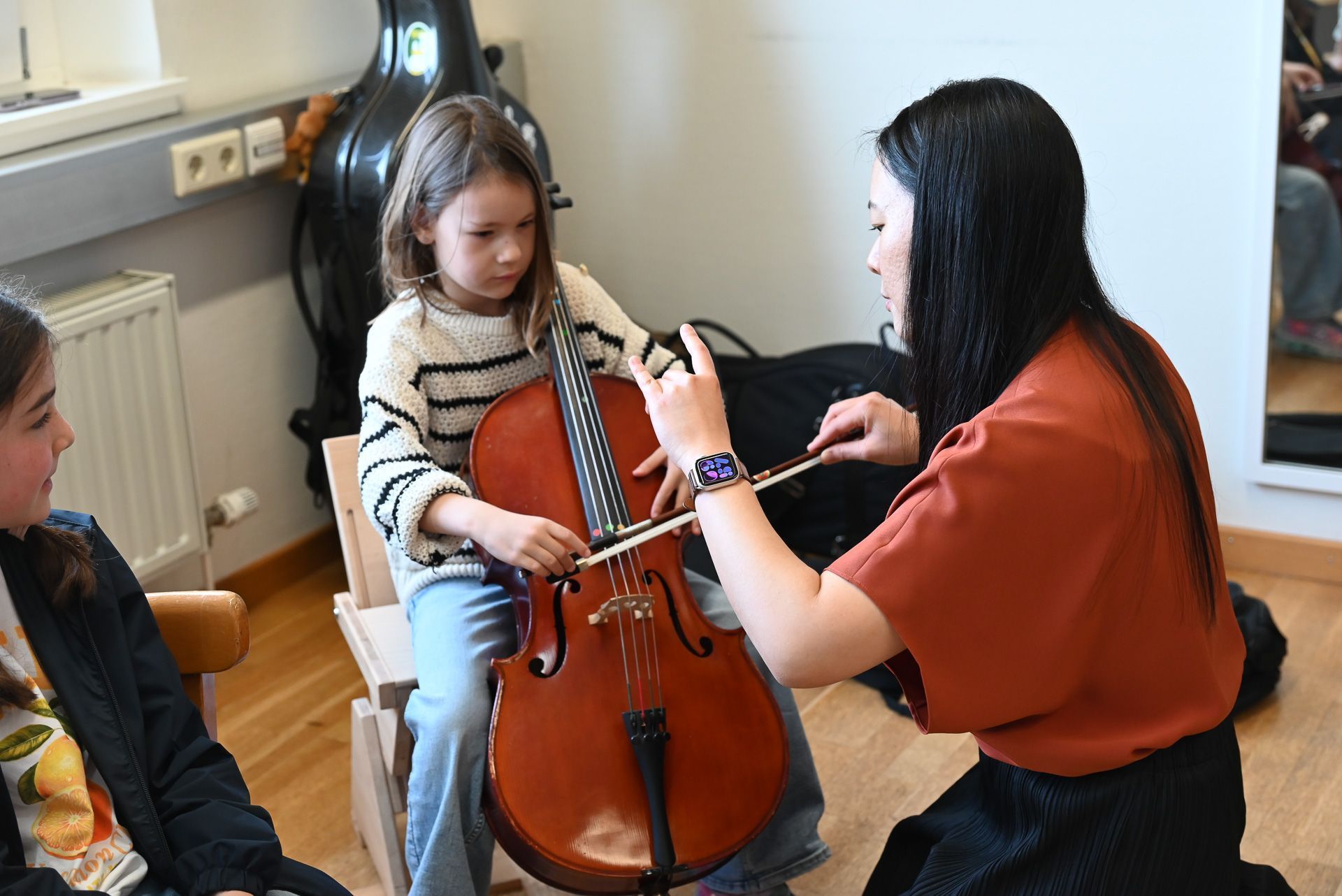 Konzentriert hörten die Kinder den Erklärungen der Lehrpersonen zu.
